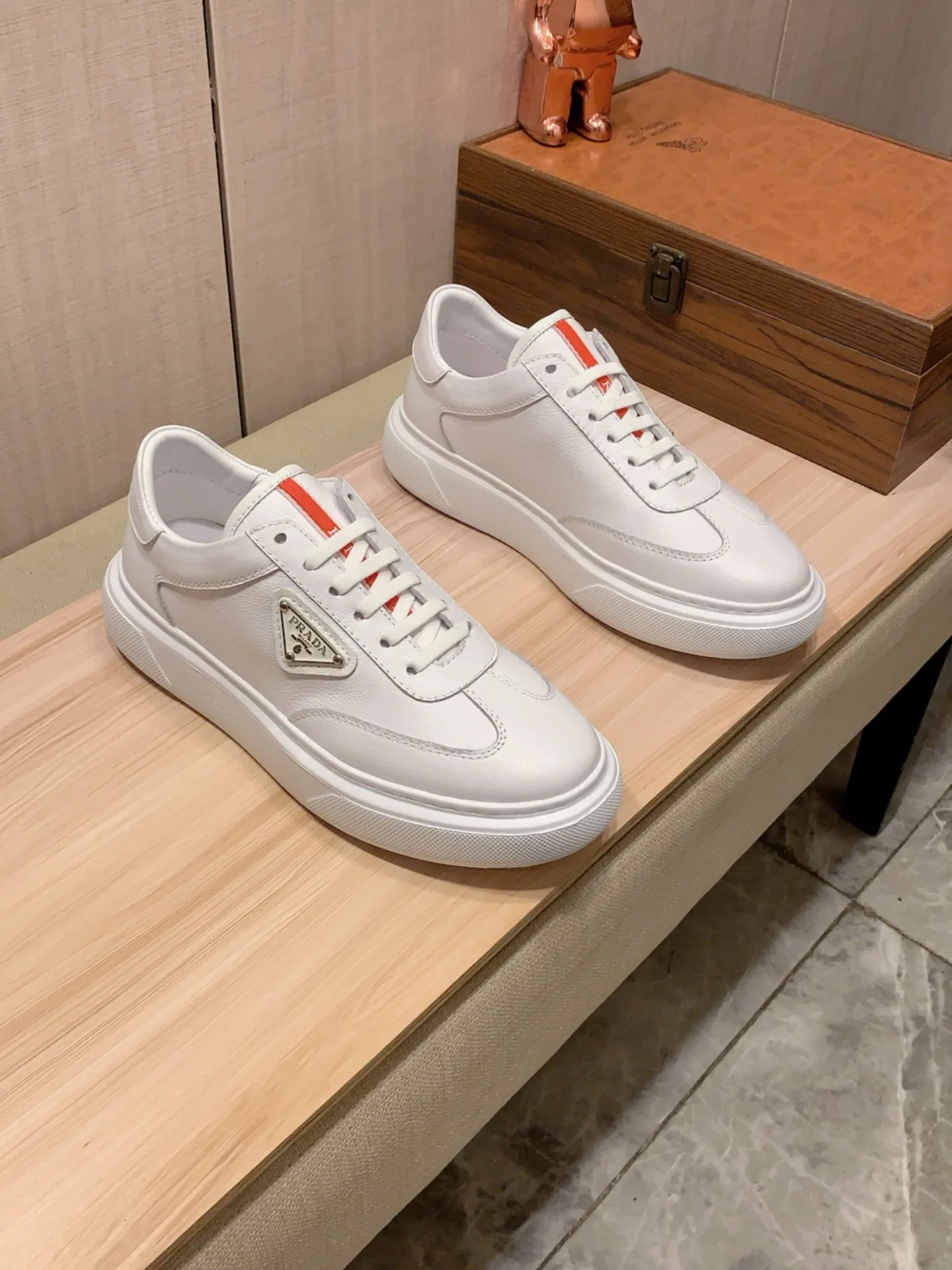 New model: Factory price: 460💰💰🎩🎩[Lightning][Lightning] "Prada Men's Shoes 💰pRADA*" The latest and most popular casual shoes, top brands [seduce] luxury~purchase, top~quality. [Strong] The upper is made of imported breathable and polished cowhide material ➕ Breathable sheepskin feet (•) with fine workmanship. The original stylish and stylish soft rubber wear-resistant and non-slip outsole is light and comfortable on the feet. The real thing looks better when photographed in person. 0186: code: 38-44, 4️⃣ colors selected
